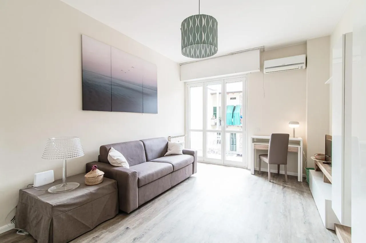 Lovely Suite With Private Parking In كومو شقة