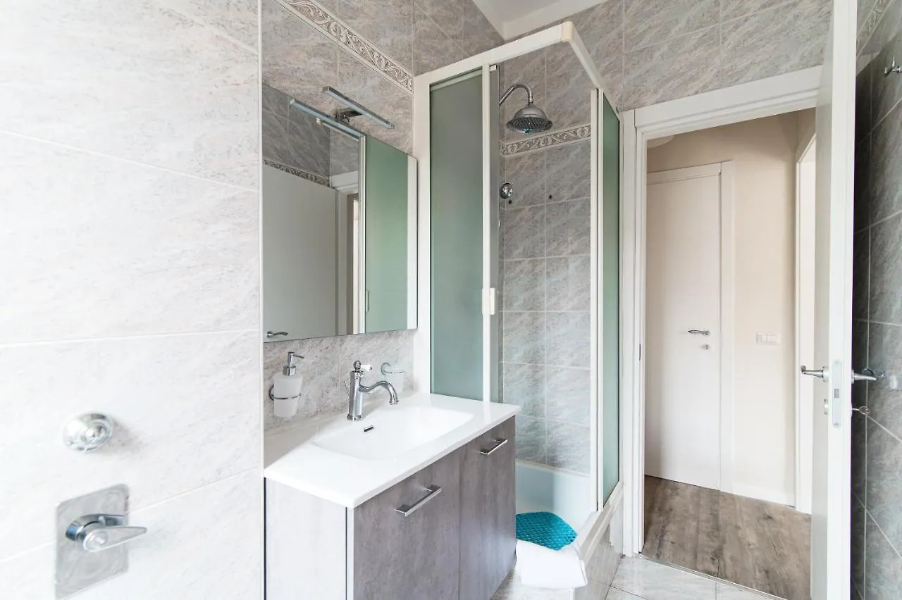 Lovely Suite With Private Parking In كومو شقة